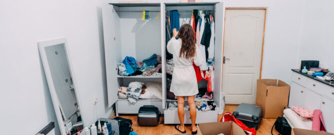 decluttering armadio prima di un trasloco