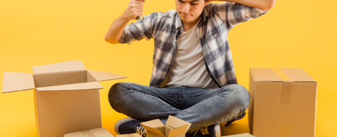 uomo confuso dalla differenza tra sgombero e trasloco